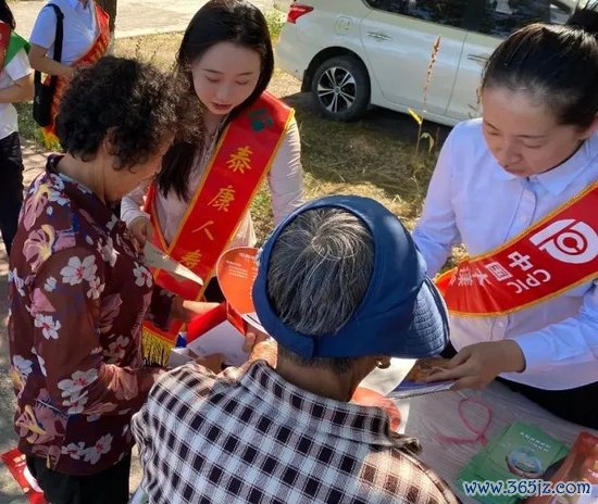 泰康东谈主寿新疆分公司塔城中支开展“送金融学问下乡“行为