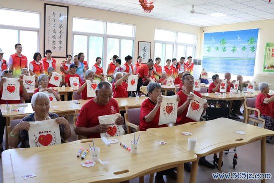 泰康东谈主寿山东分公司与日月潭养老中心老东谈主共度“七一”